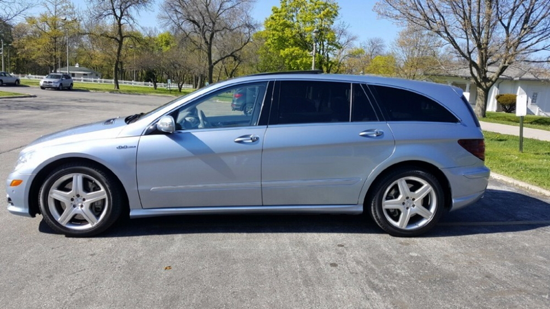 Illustration for article titled For $29,000, Could This 2007 Mercedes-Benz R63 AMG Be Your Maximum Minivan?